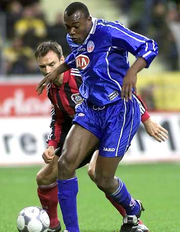 可不常见丹佛主场球迷倒戈 垃圾时间场内响起给湖人的加油声.